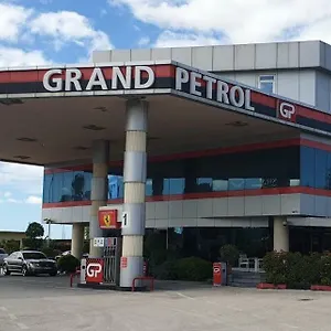 Ξενοδοχείο Grand Petrol, Φιέρι